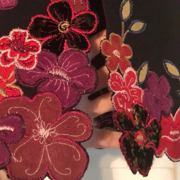 Black skirt with flower trim, size 6 - Picture 3 of 5